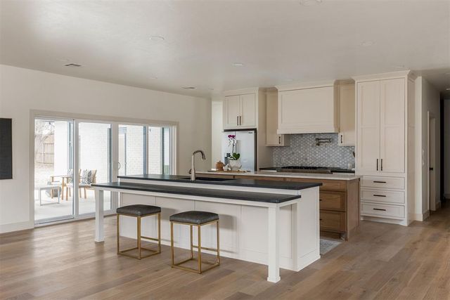 1808 Westminster Place, Nichols Hills, OK 73120