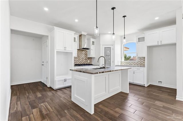 3221 N Hondo Avenue E, Mcallen, TX 78504