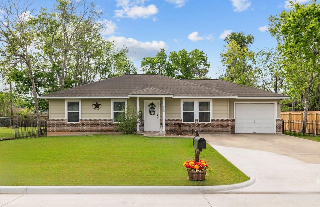 253 Briarcreek Street, Richwood, TX 77531