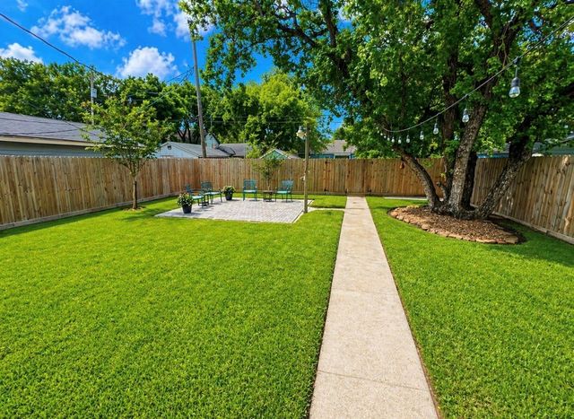 813 12th Avenue N, Texas City, TX 77590