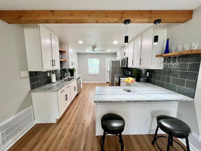 813 12th Avenue N, Texas City, TX 77590