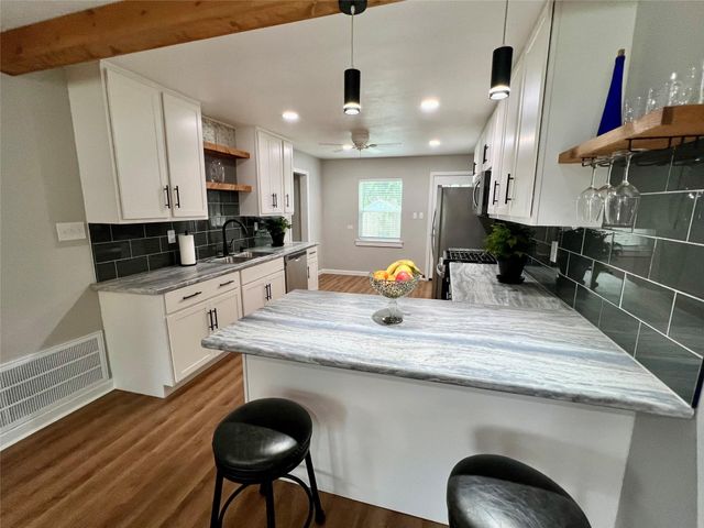 813 12th Avenue N, Texas City, TX 77590