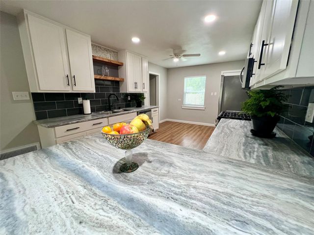 813 12th Avenue N, Texas City, TX 77590