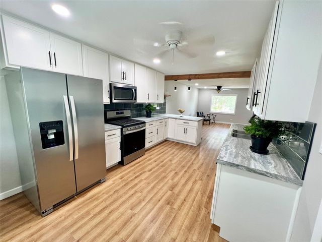 813 12th Avenue N, Texas City, TX 77590