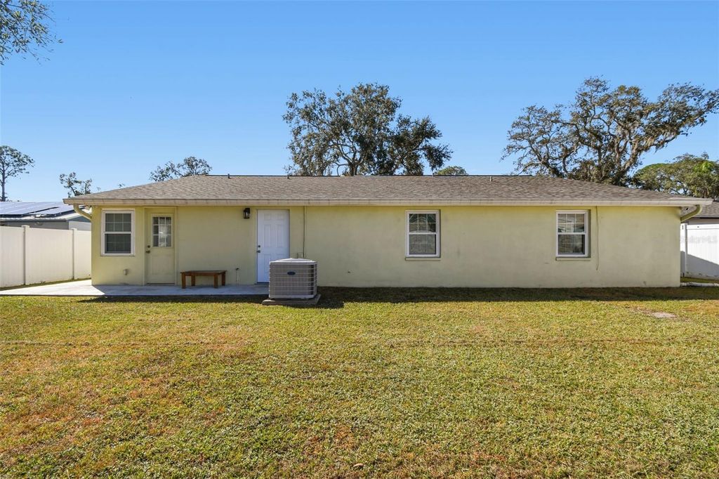 Image 39 of property listing at 3611 WISPERBREATH LANE, Tampa, FL 33619