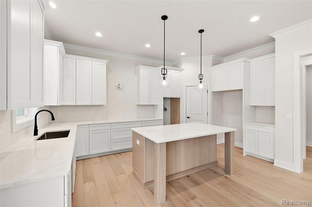 17824 Biscayne Drive, Macomb, MI 48042