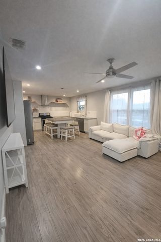 640 Avenue J, Poteet, TX 78065