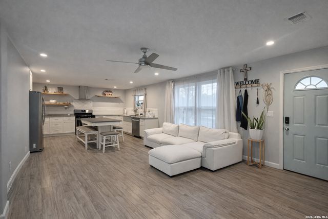 640 Avenue J, Poteet, TX 78065