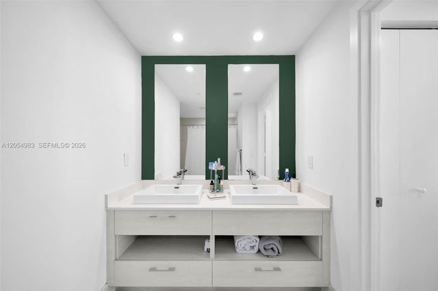 45 SW 9th Street 3909, Miami, FL 33130