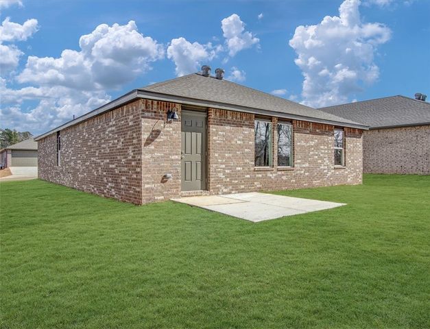 606 SW Benton Avenue, Gravette, AR 72736