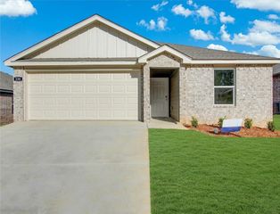 606 SW Benton Avenue, Gravette, AR 72736