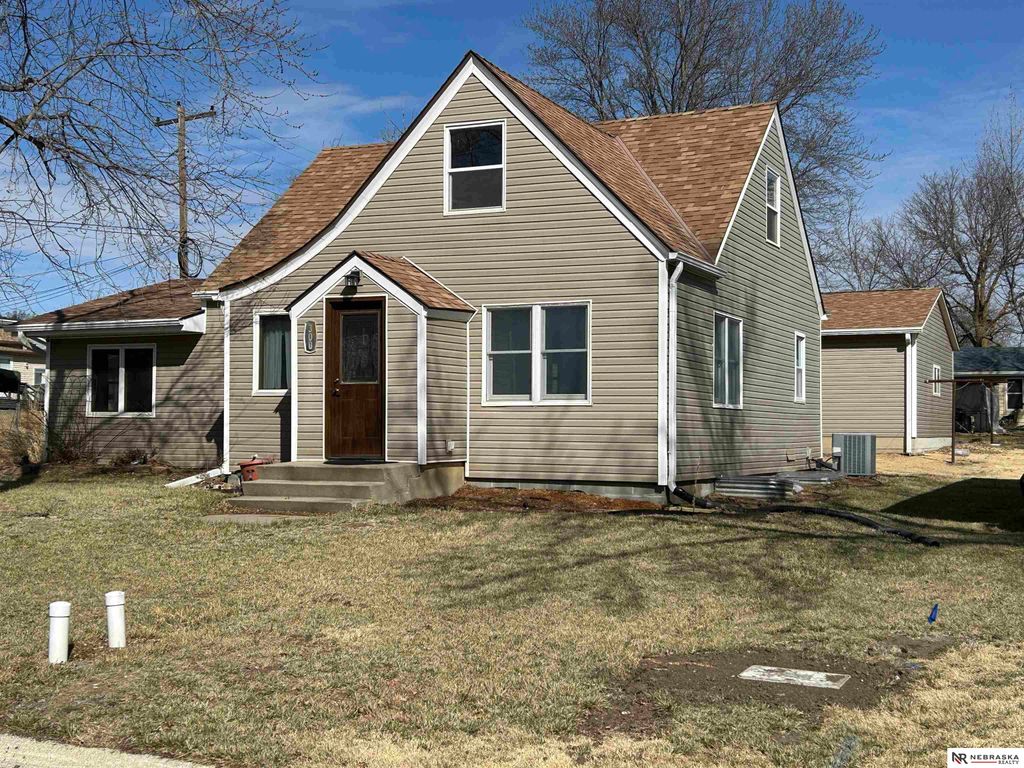 300 Adams Street, Clatonia, NE 68328