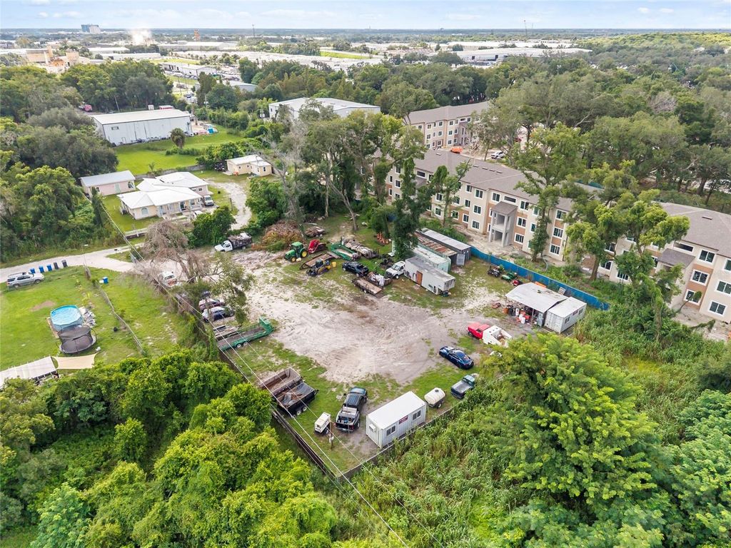Image 5 of property listing at 4707 E HENRY AVENUE, Tampa, FL 33610