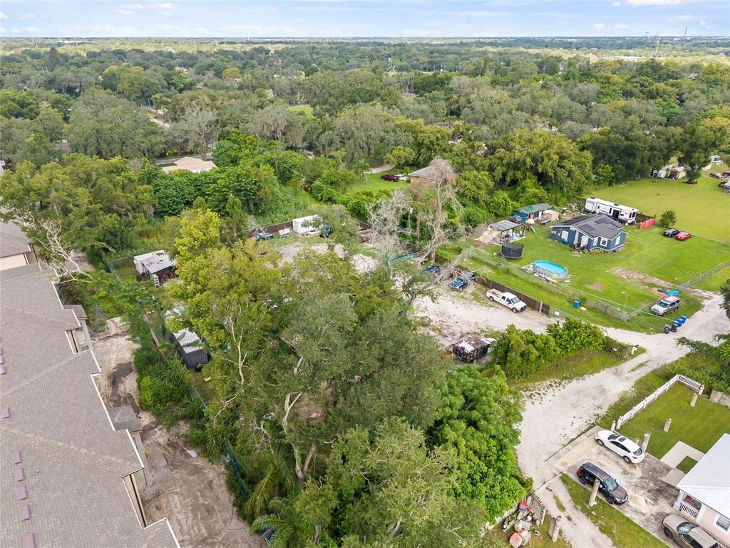 Image 9 of property listing at 4707 E HENRY AVENUE, Tampa, FL 33610