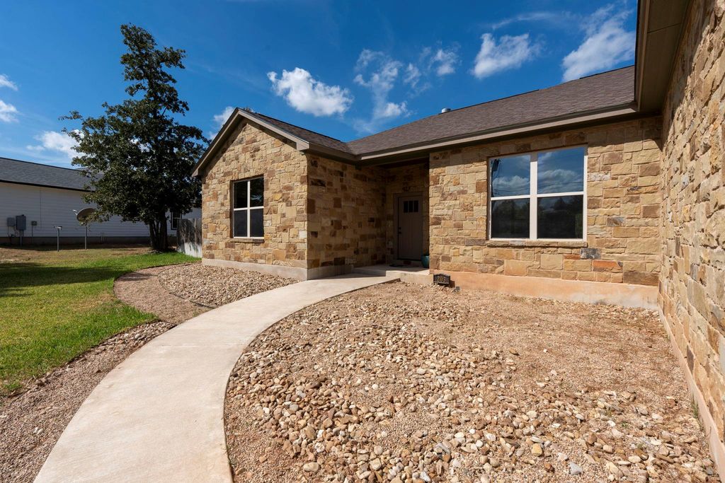 203 Cardinal LOOP, Paige, TX 78659