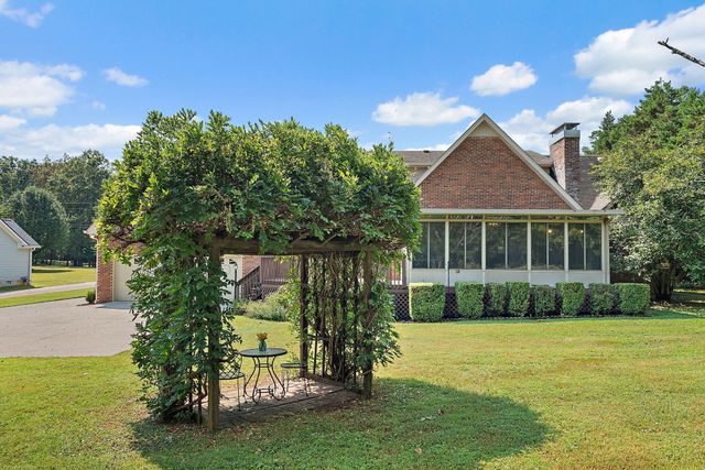 404 Southwinds Dr, Hermitage, TN 37076