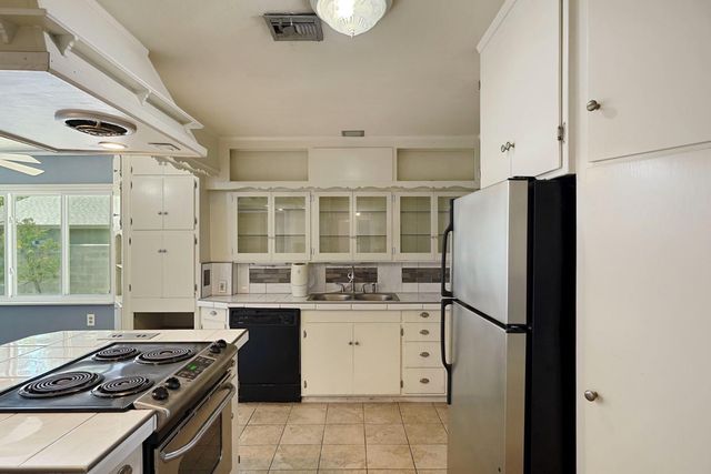 3805 Bonnie Ln, Stockton, CA 95204