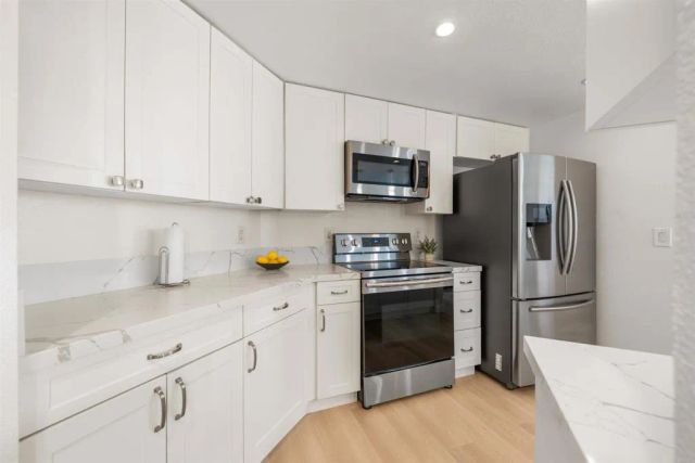 680 CAMINO DE LA REINA 2112, San Diego, CA 92108