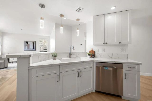 680 CAMINO DE LA REINA 2112, San Diego, CA 92108