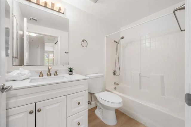 680 CAMINO DE LA REINA 2112, San Diego, CA 92108