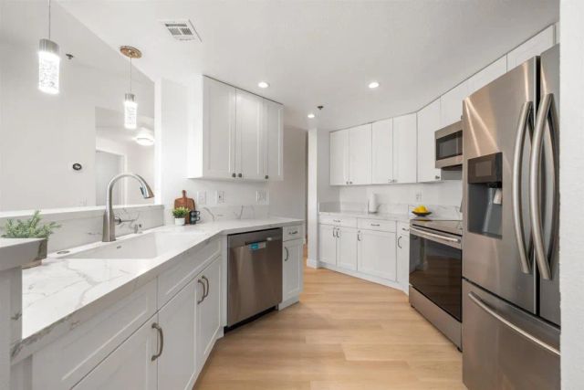 680 CAMINO DE LA REINA 2112, San Diego, CA 92108