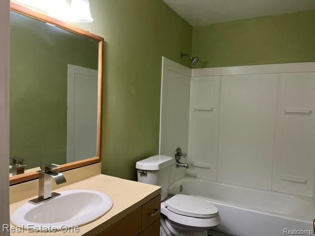 2820 S Commerce Road, Commerce Twp, MI 48390