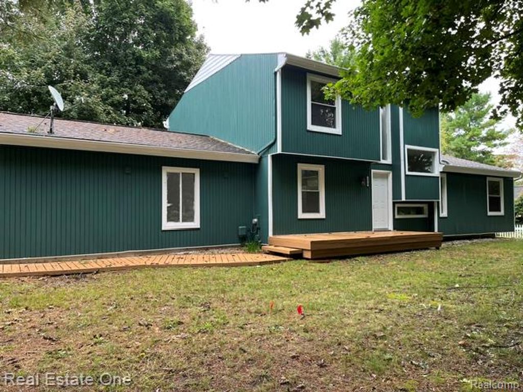2820 S Commerce Road, Commerce Twp, MI 48390