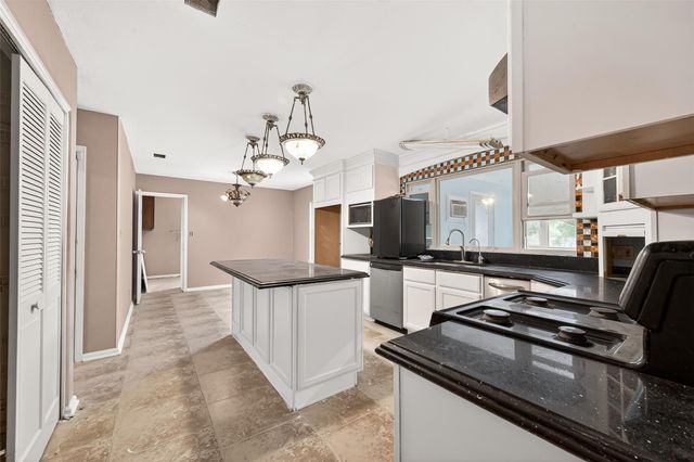 1 Shantilly Lane, Bay City, TX 77414