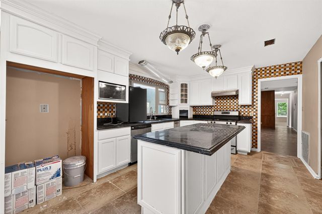 1 Shantilly Lane, Bay City, TX 77414