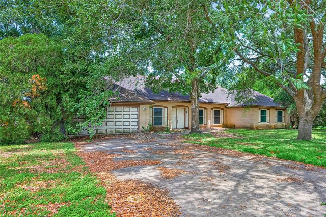 1 Shantilly Lane, Bay City, TX 77414