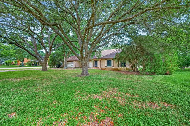 1 Shantilly Lane, Bay City, TX 77414