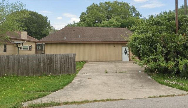 1 Shantilly Lane, Bay City, TX 77414