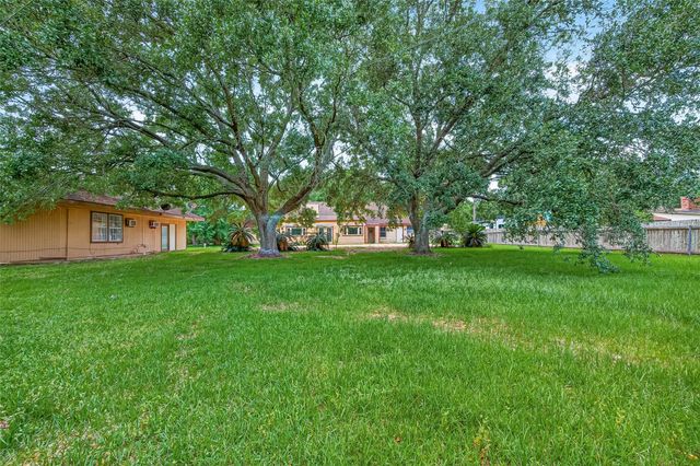 1 Shantilly Lane, Bay City, TX 77414