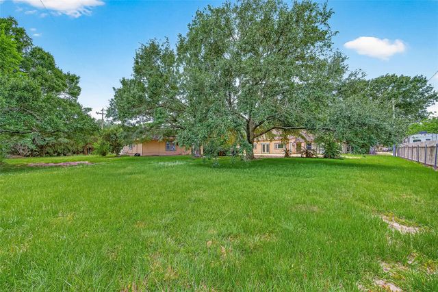 1 Shantilly Lane, Bay City, TX 77414