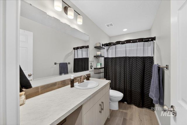 4136 E White Plains St, Nampa, ID 83686