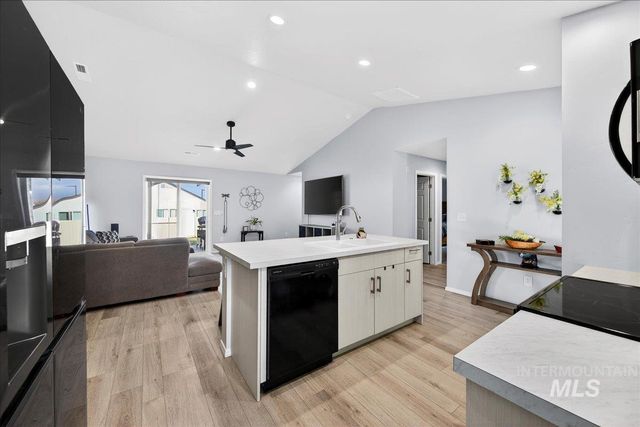 4136 E White Plains St, Nampa, ID 83686