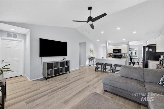 4136 E White Plains St, Nampa, ID 83686