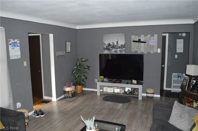 18206 Kares Avenue, Cleveland, OH 44122