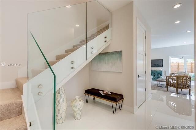 696 NE 43rd St 696, Oakland Park, FL 33334