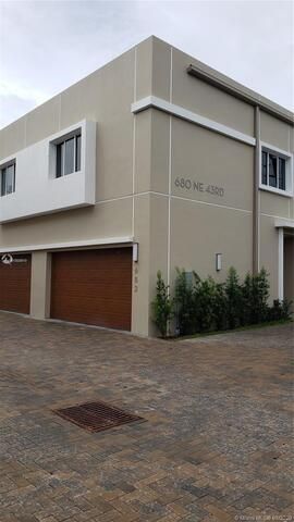 696 NE 43rd St 696, Oakland Park, FL 33334