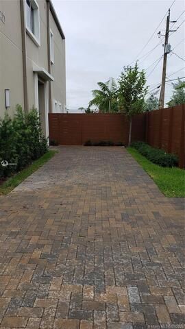 696 NE 43rd St 696, Oakland Park, FL 33334