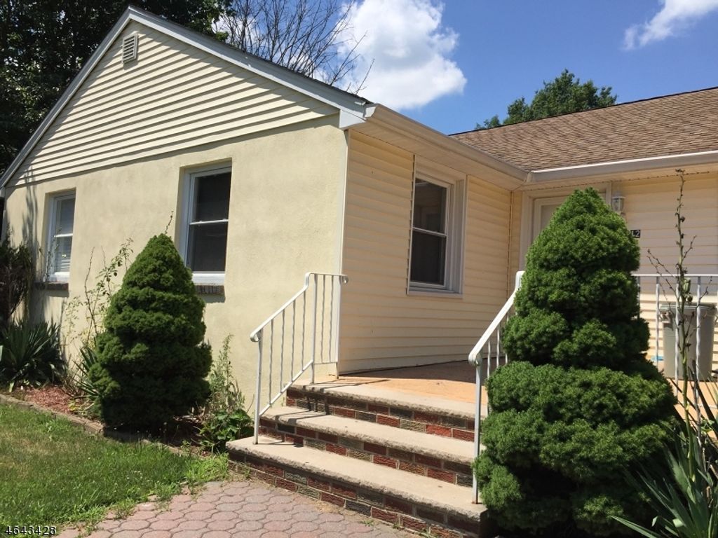 12 Franklin Pl, Wanaque Boro, NJ 07420