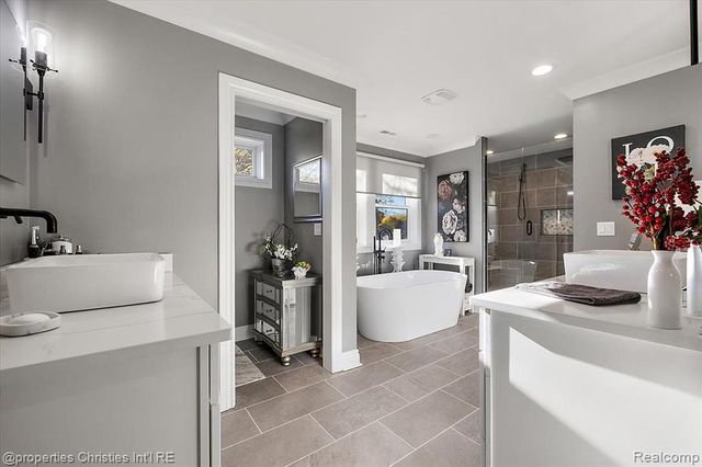 3233 Warick Road, Royal Oak, MI 48073