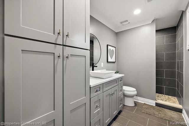 3233 Warick Road, Royal Oak, MI 48073