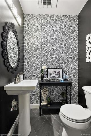 3233 Warick Road, Royal Oak, MI 48073