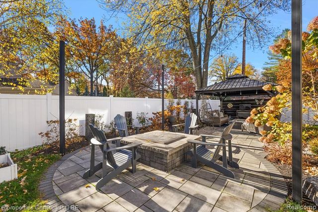 3233 Warick Road, Royal Oak, MI 48073