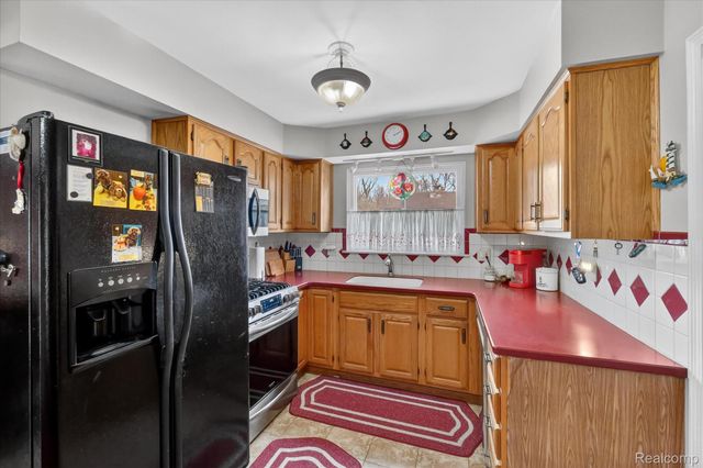 25046 Chestnut Street, Taylor, MI 48180