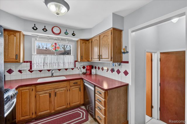 25046 Chestnut Street, Taylor, MI 48180