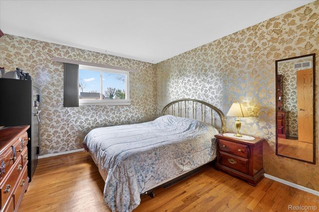 25046 Chestnut Street, Taylor, MI 48180