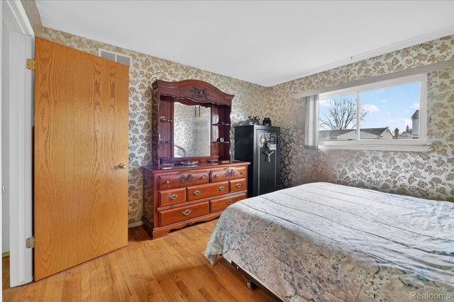 25046 Chestnut Street, Taylor, MI 48180